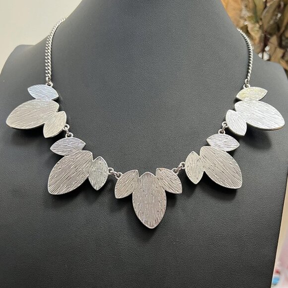 CHARMING CHARLIE FACETED RED CABOCHON STATEMENT NECKLACE - Picture 4 of 4